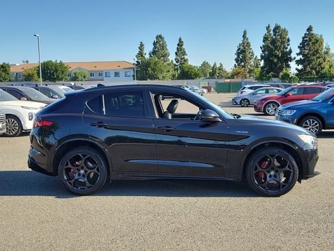 Used 2022 Alfa Romeo Stelvio Veloce AWD/4WD image 5