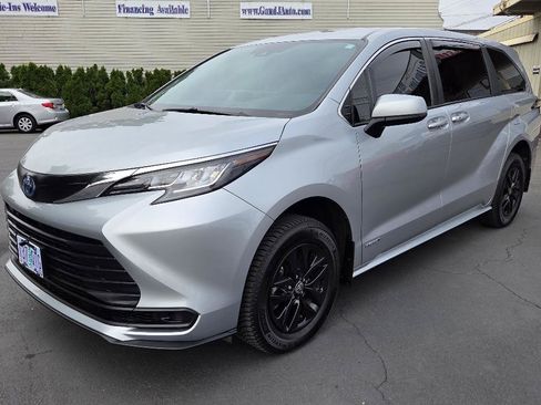 Used 2021 Toyota Sienna LE FWD image 2