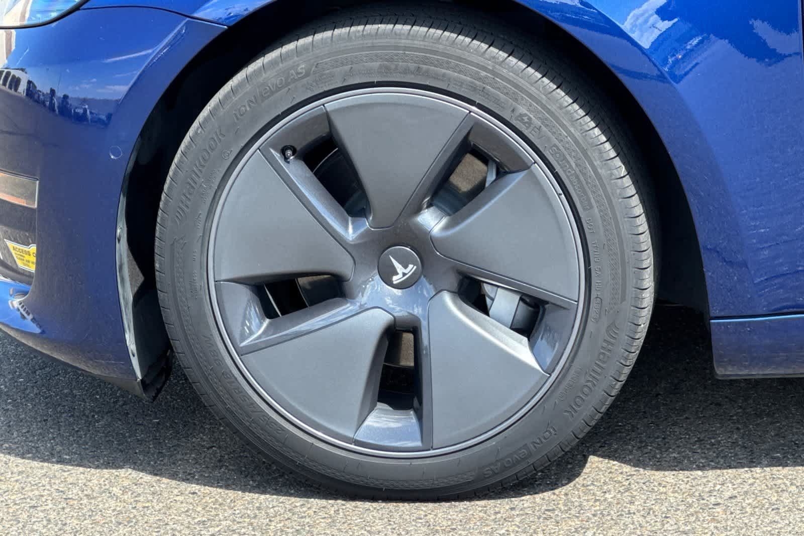 Used 2022 Tesla Model 3 Long Range AWD/4WD image 29