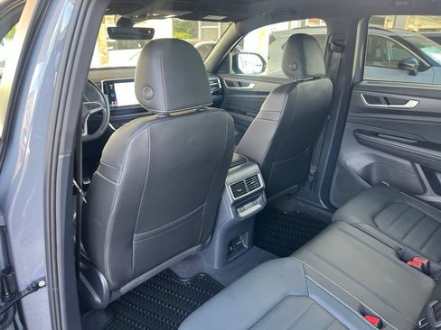 Used 2025 Volkswagen Atlas Cross Sport SEL R-Line AWD/4WD image 10