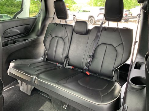 Used 2025 Chrysler Pacifica Limited FWD image 30