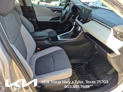 Used 2022 Toyota RAV4 XLE w/ Convenience Package FWD image 12