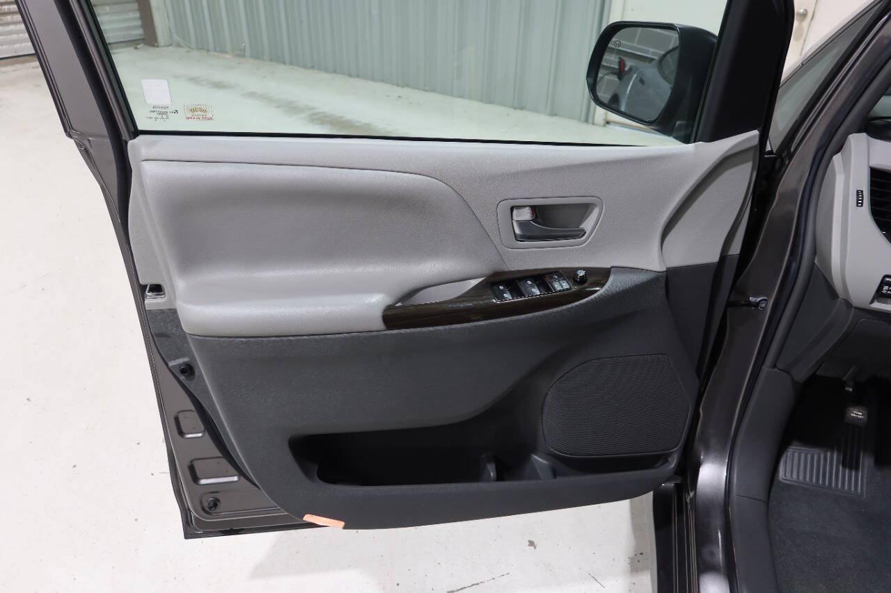 Used 2019 Toyota Sienna XLE w/ XLE Navigation Package FWD image 21