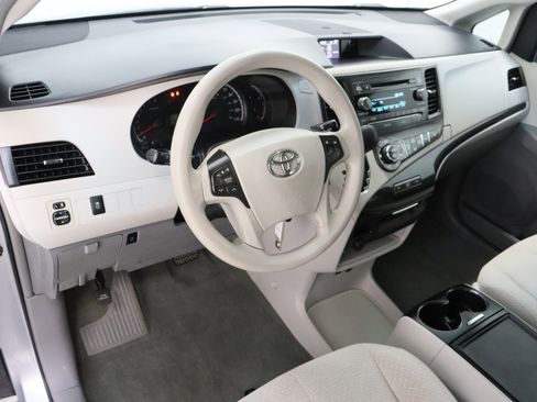 Used 2014 Toyota Sienna LE FWD image 13