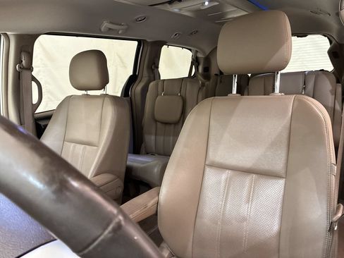 Used 2016 Chrysler Town & Country Touring-L w/ Driver Convenience Group FWD image 11