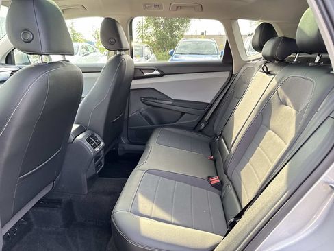 Used 2023 Volkswagen Taos SE w/ Panoramic Sunroof Package FWD image 10