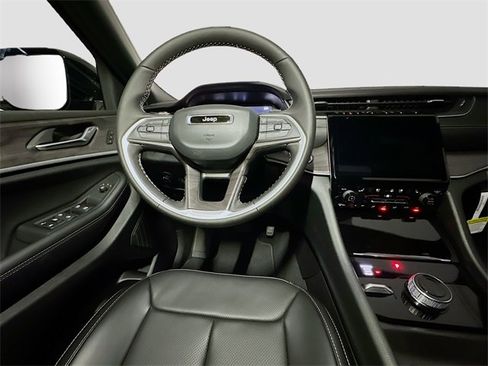 New 2025 Jeep Grand Cherokee Limited w/ Luxury Tech Group II image 27