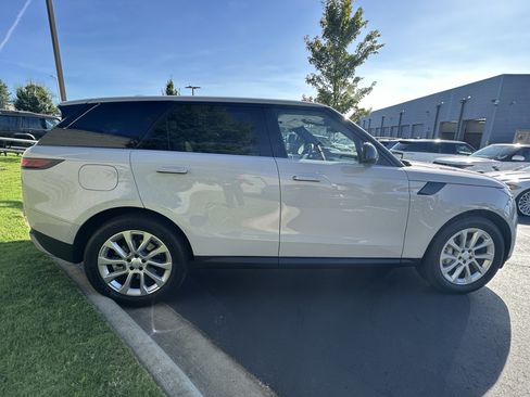 Used 2024 Land Rover Range Rover Sport SE AWD/4WD image 11