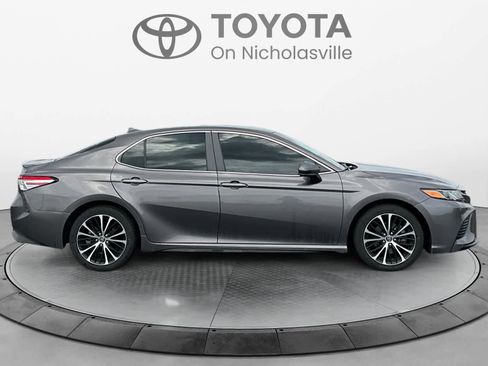 Used 2020 Toyota Camry SE w/ Blackout Package image 7