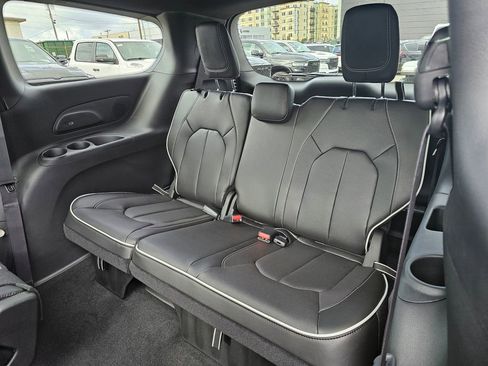 New 2026 Chrysler Pacifica Limited image 15