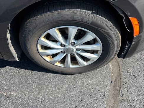 Used 2019 Chrysler Pacifica Touring-L FWD image 7