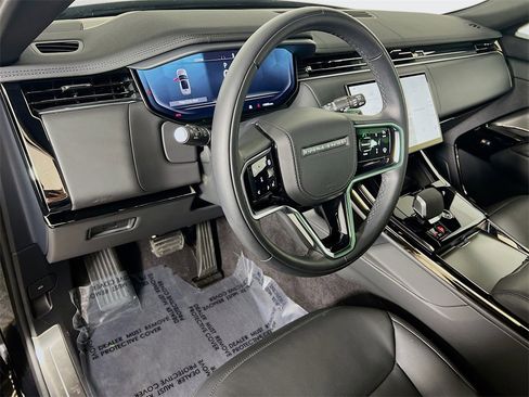 Used 2025 Land Rover Range Rover Sport SE image 9