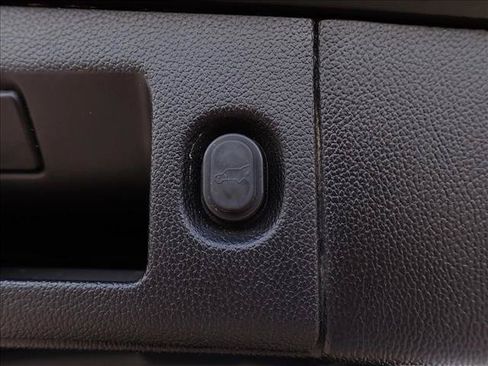 Used 2017 GMC Yukon SLT AWD/4WD image 9