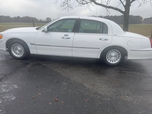 Used 1998 Lincoln Town Car Executive image 8