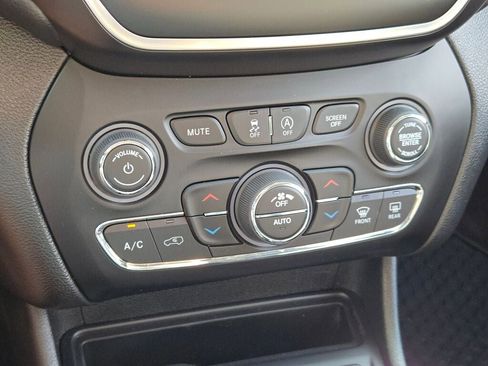 Used 2019 Jeep Cherokee Latitude Plus w/ Comfort/Convenience Group image 25