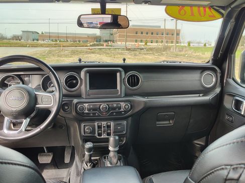 Used 2018 Jeep Wrangler Unlimited Sahara AWD/4WD image 21