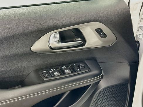 Used 2025 Chrysler Pacifica Select FWD image 17