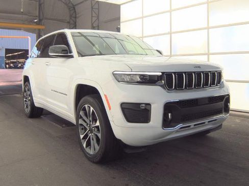 Used 2022 Jeep Grand Cherokee Overland w/ Luxury Tech Group IV AWD/4WD image 2