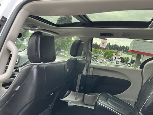 Used 2024 Chrysler Pacifica Limited FWD image 16