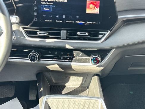 Used 2025 Chevrolet Equinox LT FWD image 23