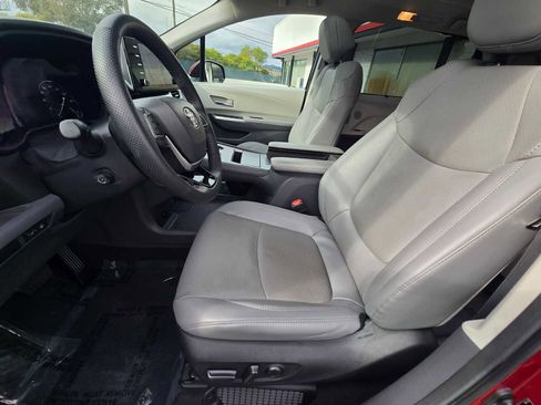 Used 2023 Toyota Sienna Limited image 23