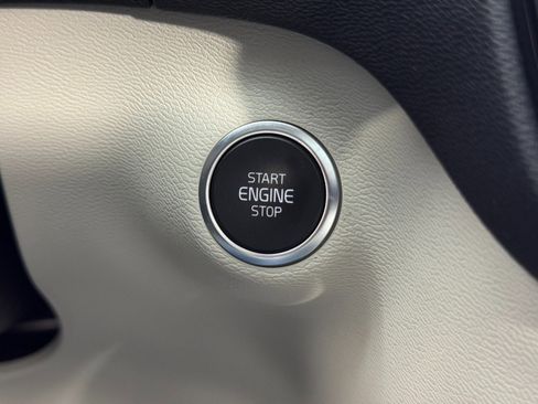 Used 2023 Volvo XC40 B5 Ultimate image 23