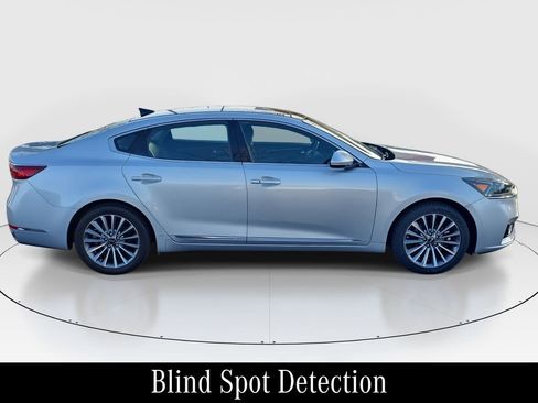 Used 2017 Kia Cadenza Premium w/ Luxury Package image 4