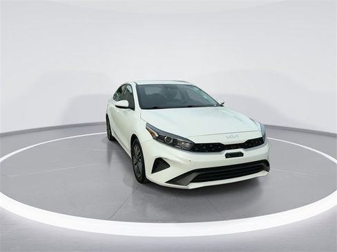 Used 2024 Kia Forte LXS image 2