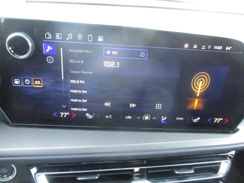 Used 2025 Chevrolet Traverse LT image 15