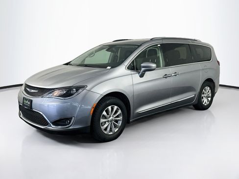 Used 2019 Chrysler Pacifica Touring-L FWD image 3