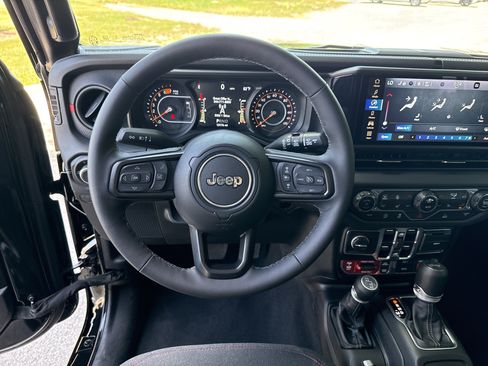 Used 2026 Jeep Wrangler Unlimited Rubicon AWD/4WD image 6