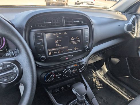 Used 2025 Kia Soul LX w/ LX Technology Package FWD image 17