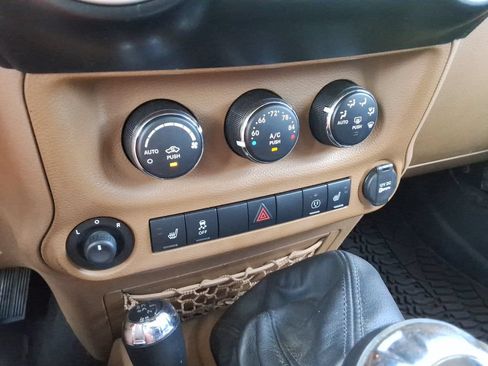 Used 2013 Jeep Wrangler Unlimited Rubicon w/ Connectivity Group AWD/4WD image 34