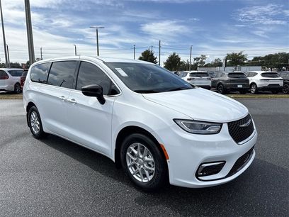 New 2026 Chrysler Pacifica Select