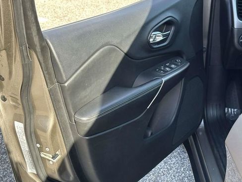 Used 2019 Jeep Cherokee Latitude Plus w/ Comfort/Convenience Group image 14