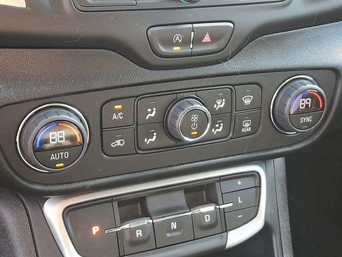 Used 2024 GMC Terrain SLE w/ Driver Convenience Package image 20