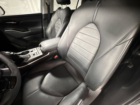 Used 2021 Toyota Highlander XLE image 17