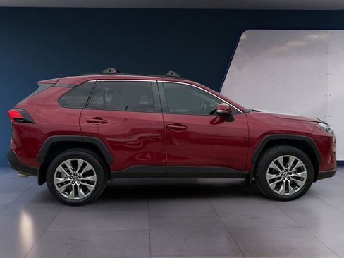 Used 2022 Toyota RAV4 XLE Premium image 6