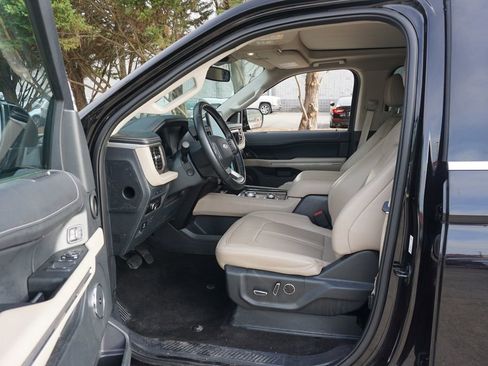 Used 2023 Ford Expedition Limited AWD/4WD image 2