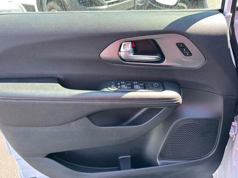 New 2027 Chrysler Pacifica Select AWD/4WD image 11