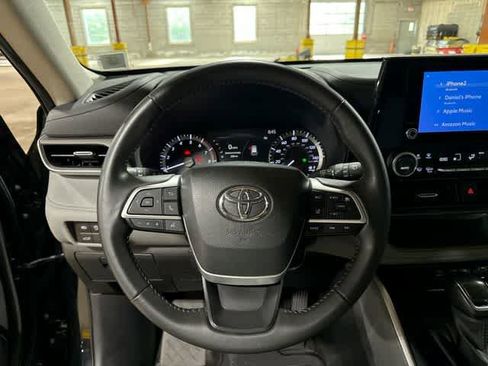 Used 2024 Toyota Highlander LE AWD/4WD image 19