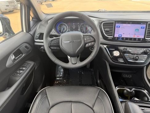 Used 2025 Chrysler Pacifica Limited FWD image 10