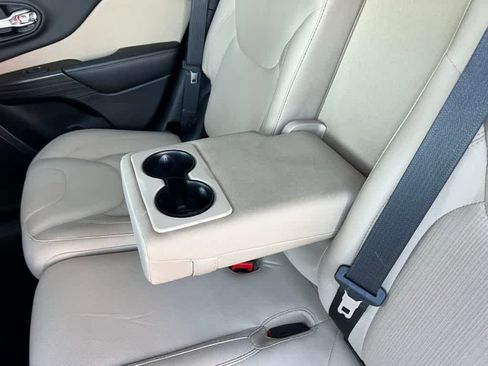 Used 2016 Jeep Cherokee Latitude w/ Cold Weather Group image 19