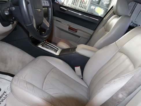 Used 2005 Chrysler 300 C w/ Navigation & Sound Group II RWD image 10