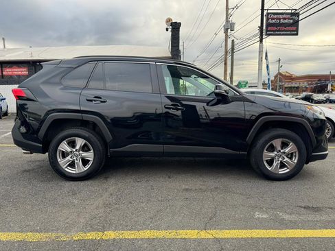 Used 2022 Toyota RAV4 XLE image 9
