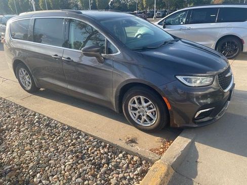 Used 2022 Chrysler Pacifica Touring-L FWD image 7
