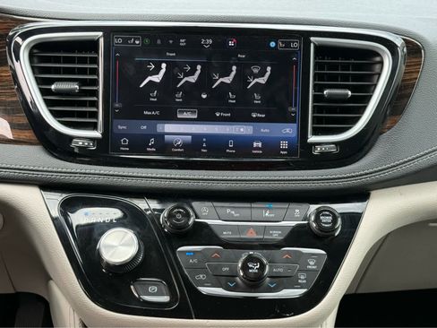 Used 2023 Chrysler Pacifica Limited FWD image 28
