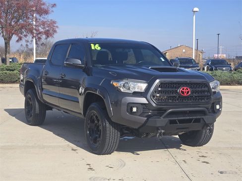 Used 2016 Toyota Tacoma TRD Sport w/ Towing Package image 3