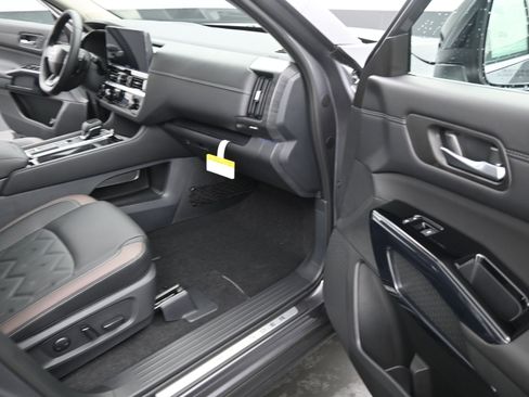 New 2026 Nissan Pathfinder Platinum FWD image 22