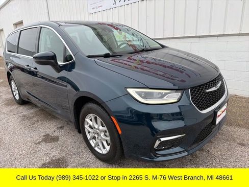 Used 2023 Chrysler Pacifica Touring-L image 4